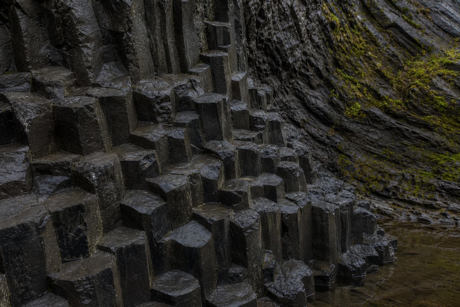 Basaltgestein und geologische Schichten in der Vulkaneifel
