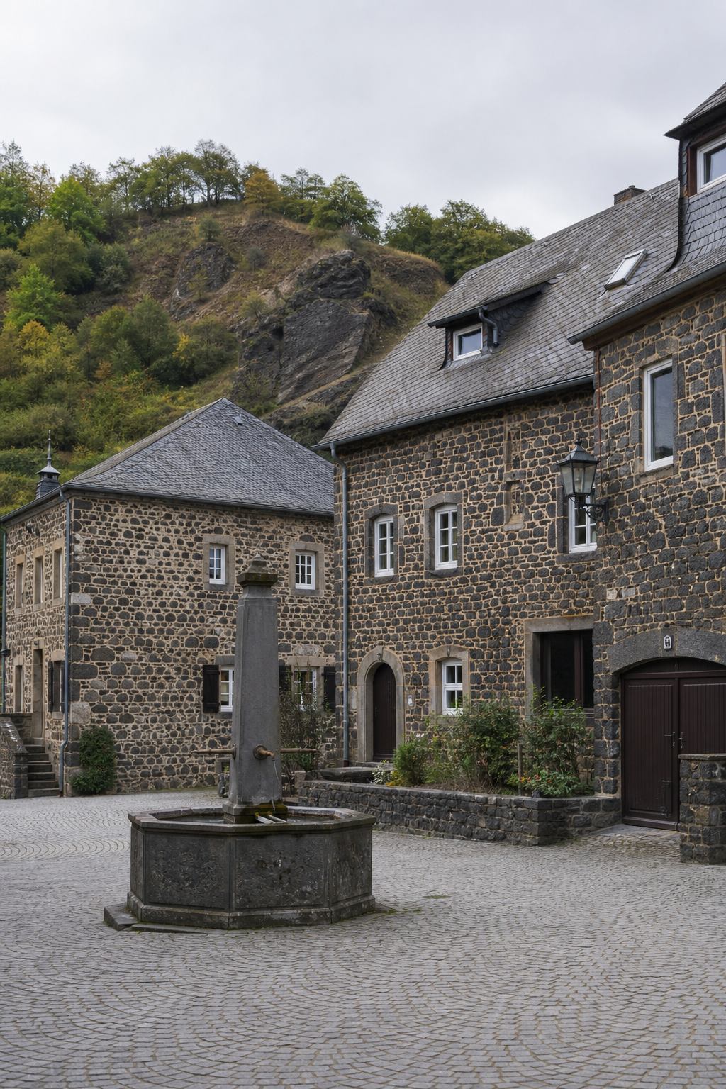 Steinhäuser mit Schieferdach in einem Dorf der Vulkaneifel